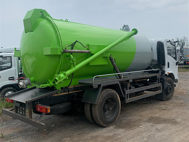 東風華神8方吸污車