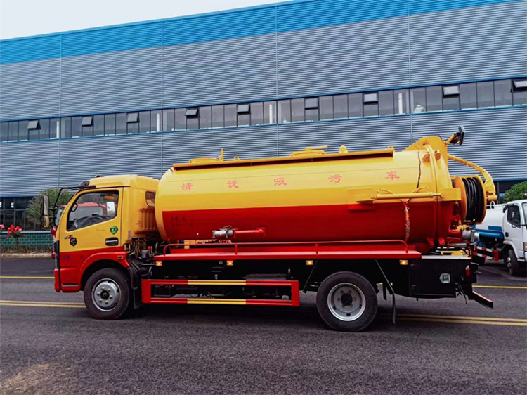 東風(fēng)多利卡8.8方一體罐清洗吸污車